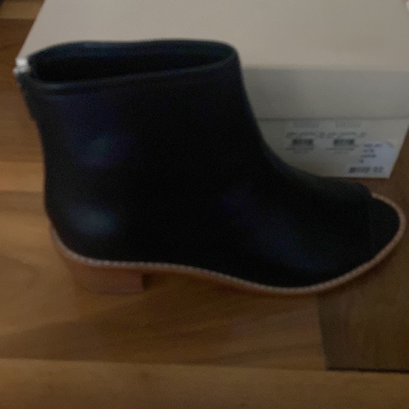 Never worn size 6 1/2 boot - Picture 3 of 9